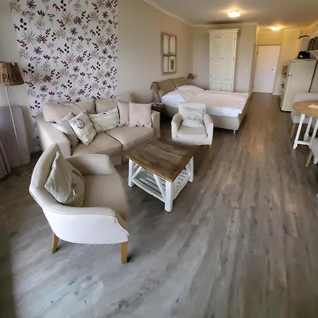 Kleine Schoenheit Mit Seeblick